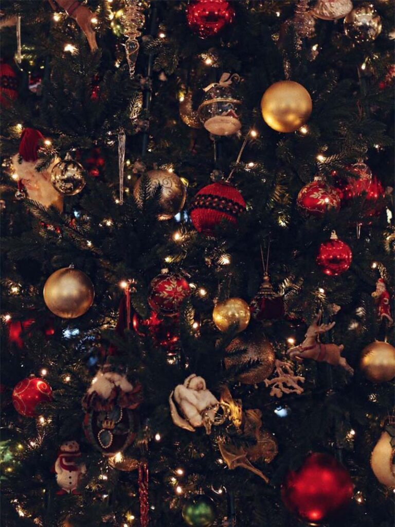 Aesthetic Christmas Phone Wallpaper with Golden Holiday Lights