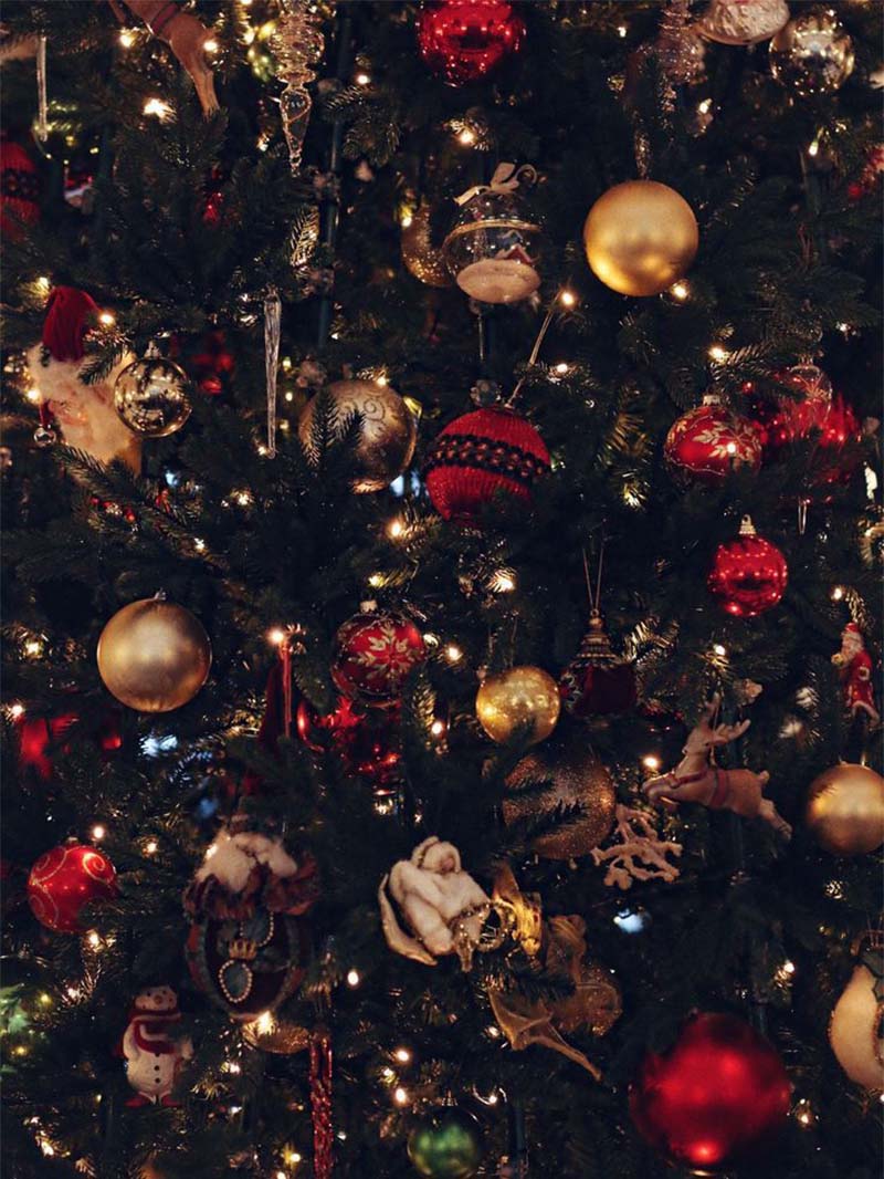 Aesthetic Christmas Phone Wallpaper with Golden Holiday Lights